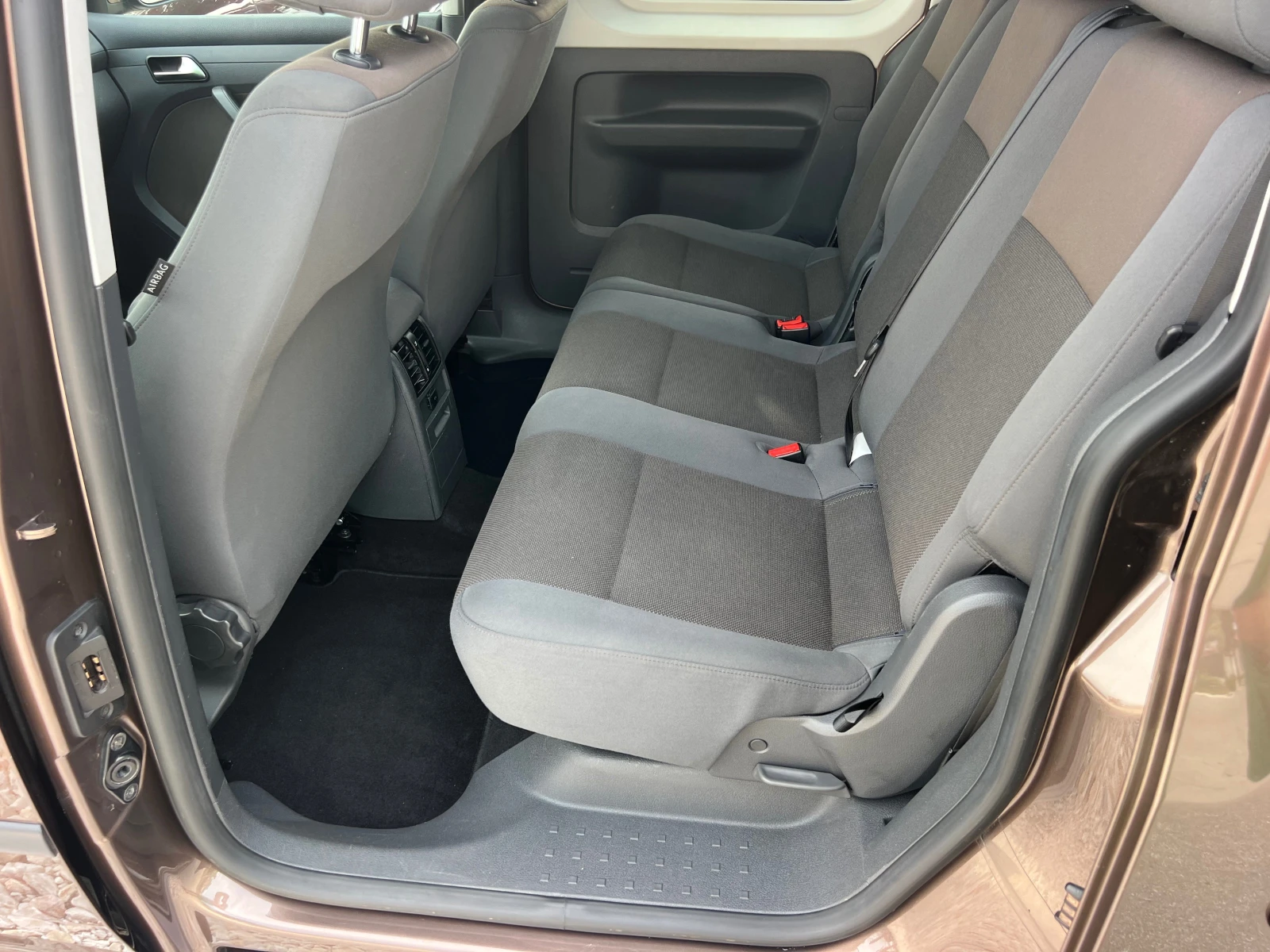 VW Caddy 1.6TDI KLIMATRONIK/UNIKAT, снимка 17 - Автомобили и джипове - 55075353