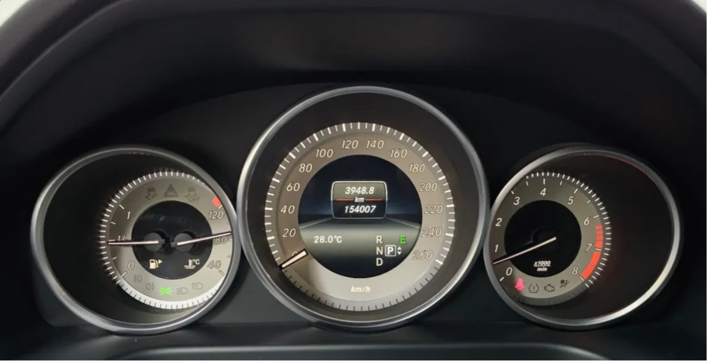 Mercedes-Benz E 300 * АВТО КРЕДИТ* ЦЕНА ДО БГ * Сервизна история * , снимка 8 - Автомобили и джипове - 55486375