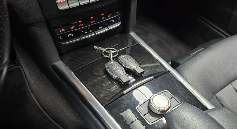 Mercedes-Benz E 300 * АВТО КРЕДИТ* ЦЕНА ДО БГ * Сервизна история * , снимка 12 - Автомобили и джипове - 55486375
