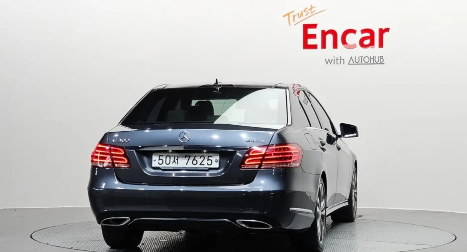 Mercedes-Benz E 300 * АВТО КРЕДИТ* ЦЕНА ДО БГ * Сервизна история * , снимка 4 - Автомобили и джипове - 55486375