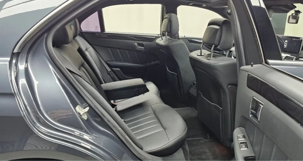 Mercedes-Benz E 300 * АВТО КРЕДИТ* ЦЕНА ДО БГ * Сервизна история * , снимка 13 - Автомобили и джипове - 55486375