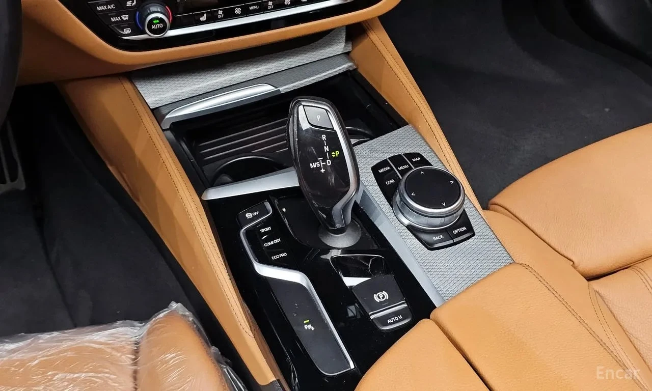 BMW 530 xDrive M Sport/ДИСТРОНИК/ШИБЕДАХ/ШИБЕДАХ/ПОДГРЕВ/, снимка 9 - Автомобили и джипове - 55903358