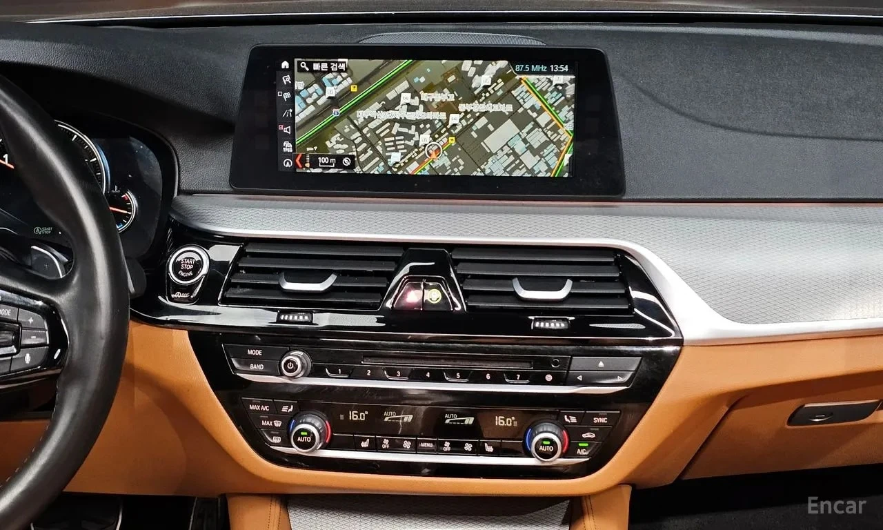 BMW 530 xDrive M Sport/ДИСТРОНИК/ШИБЕДАХ/ШИБЕДАХ/ПОДГРЕВ/, снимка 14 - Автомобили и джипове - 55903358