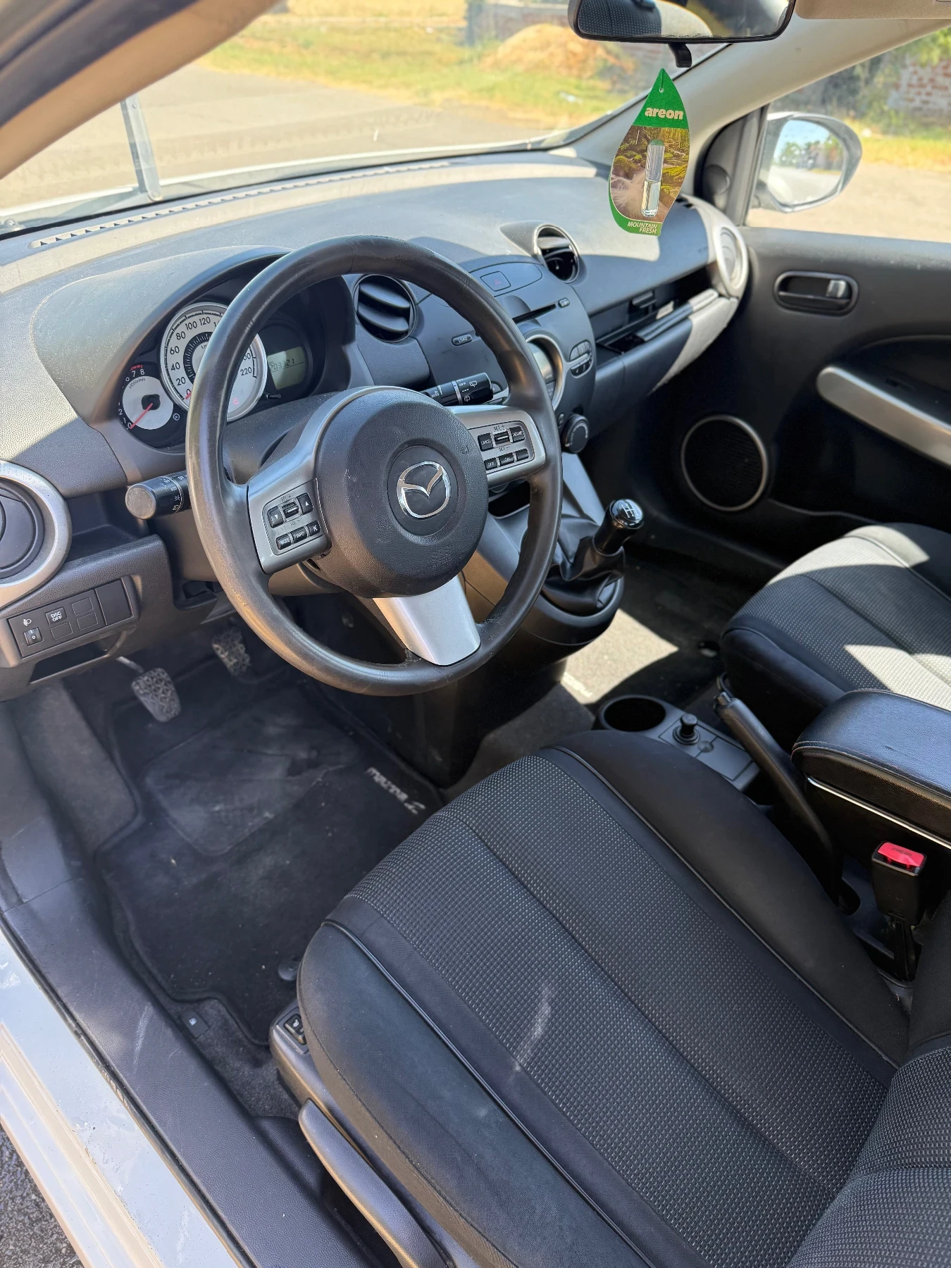 Mazda 2 1.5, снимка 7 - Автомобили и джипове - 56014211