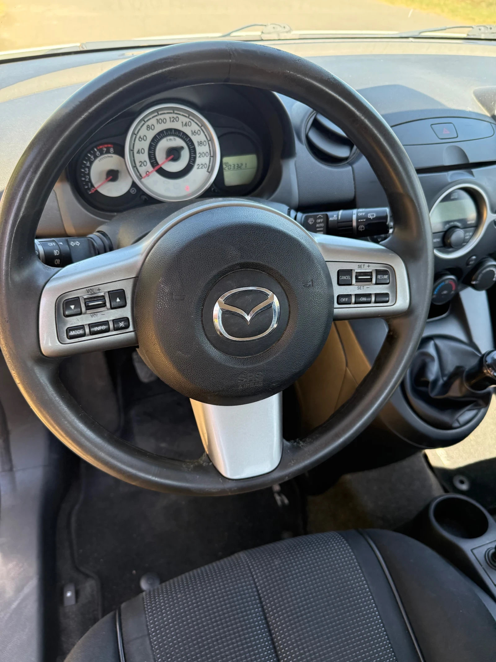 Mazda 2 1.5, снимка 11 - Автомобили и джипове - 56014211