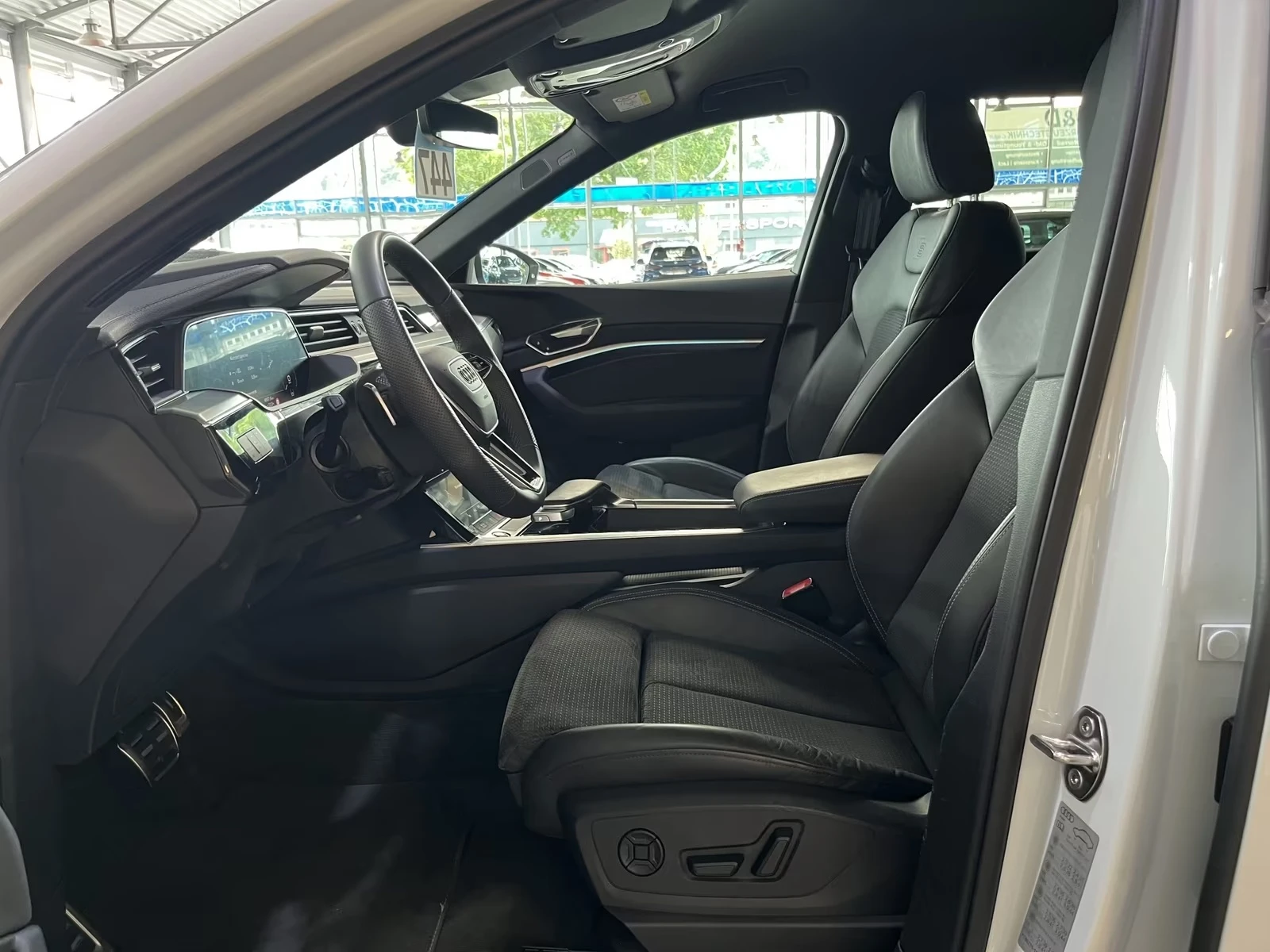 Audi Q8 50 E-TRON / S-LINE / QUATTRO / B&O / MATRIX / AIR, снимка 7 - Автомобили и джипове - 55203155