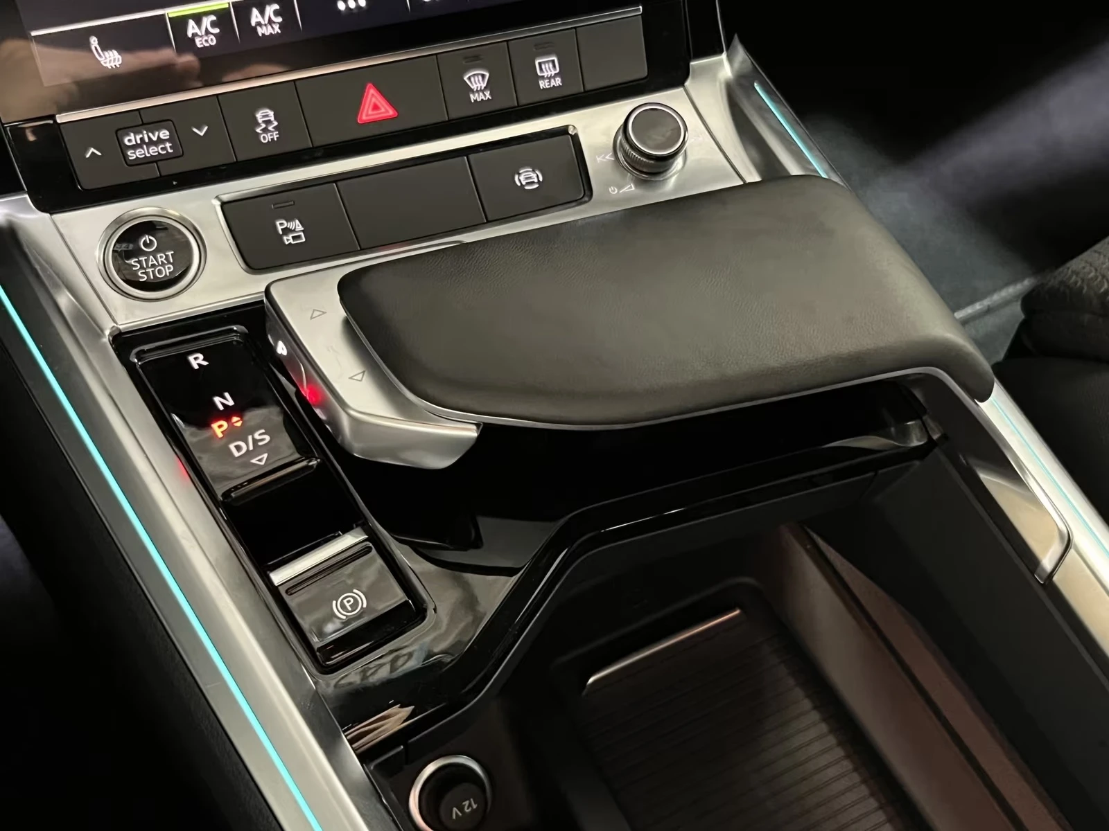 Audi Q8 50 E-TRON / S-LINE / QUATTRO / B&O / MATRIX / AIR, снимка 13 - Автомобили и джипове - 55203155