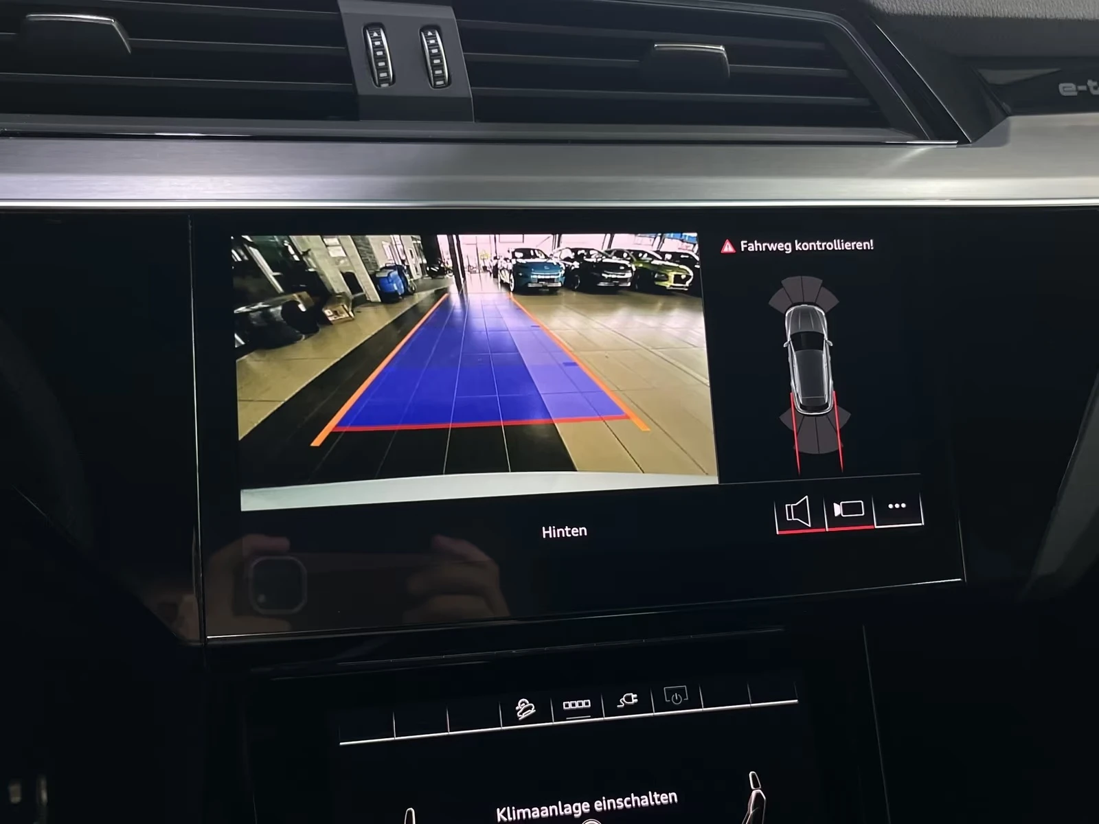 Audi Q8 50 E-TRON / S-LINE / QUATTRO / B&O / MATRIX / AIR, снимка 11 - Автомобили и джипове - 55203155