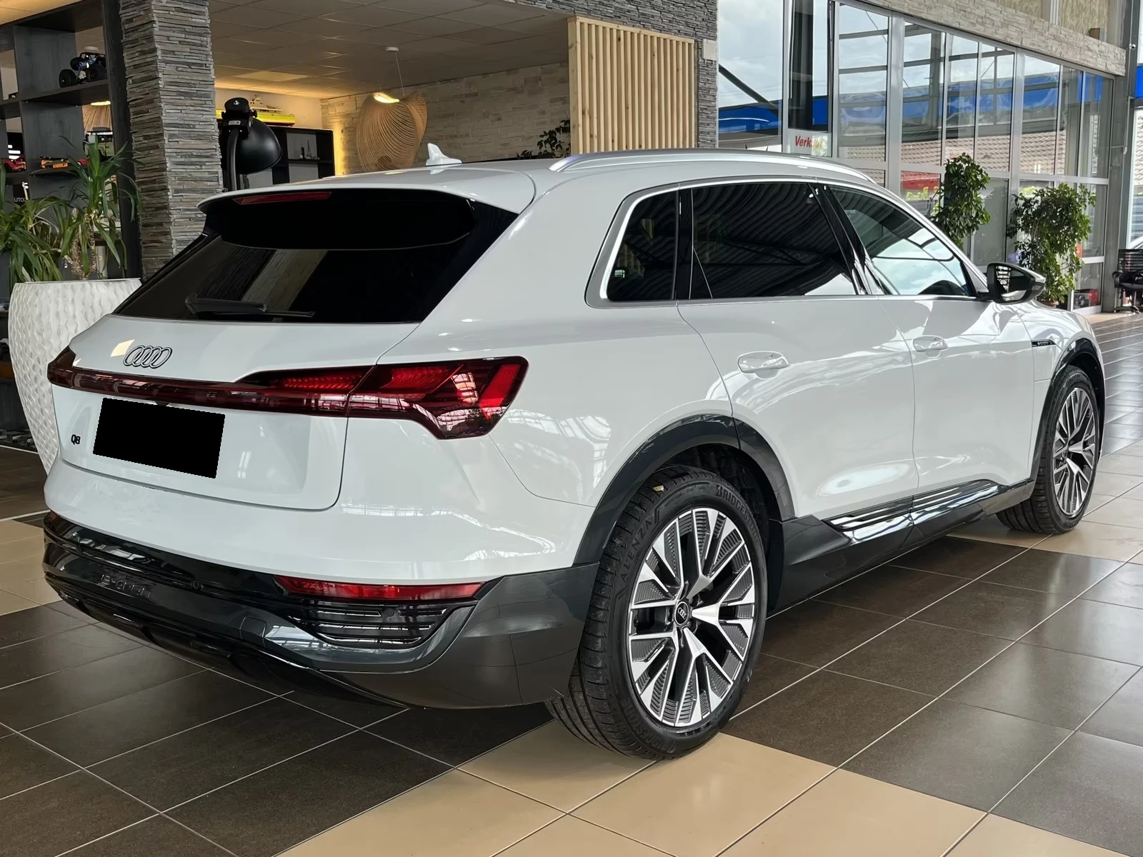 Audi Q8 50 E-TRON / S-LINE / QUATTRO / B&O / MATRIX / AIR, снимка 6 - Автомобили и джипове - 55203155