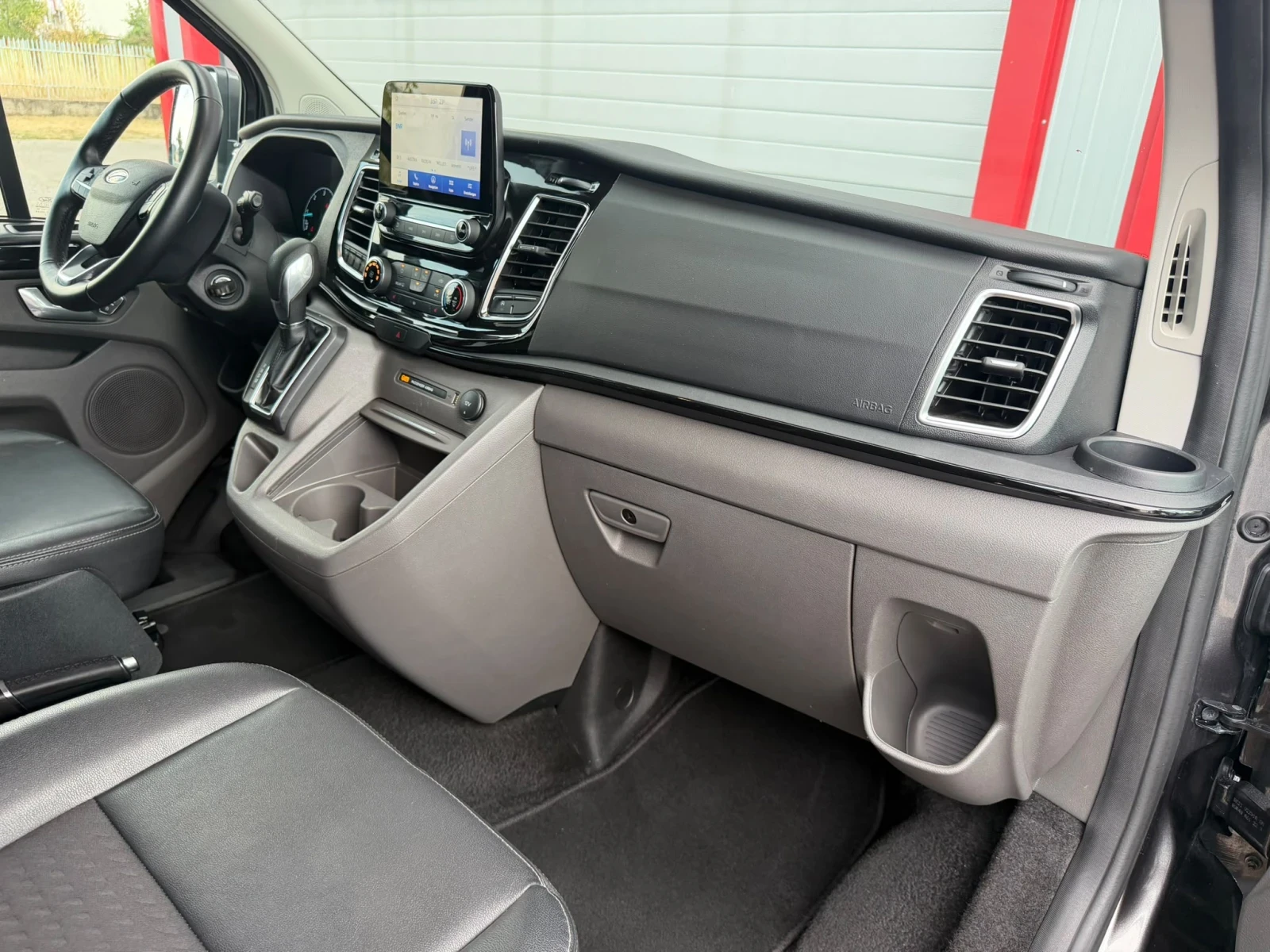Ford Tourneo 2.0D CUSTOM SPORT ST-LINE AUTOMATIK NAVI KAMERA , снимка 15 - Бусове и автобуси - 55709975