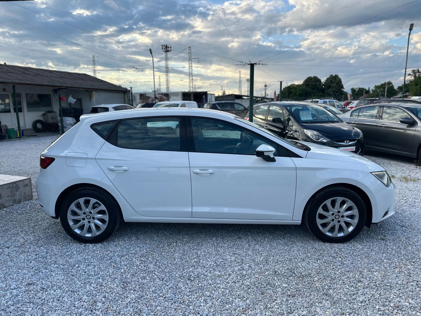 Seat Leon 1.6TDI* LED* 127к. РЕАЛНИ* , снимка 6 - Автомобили и джипове - 54765599