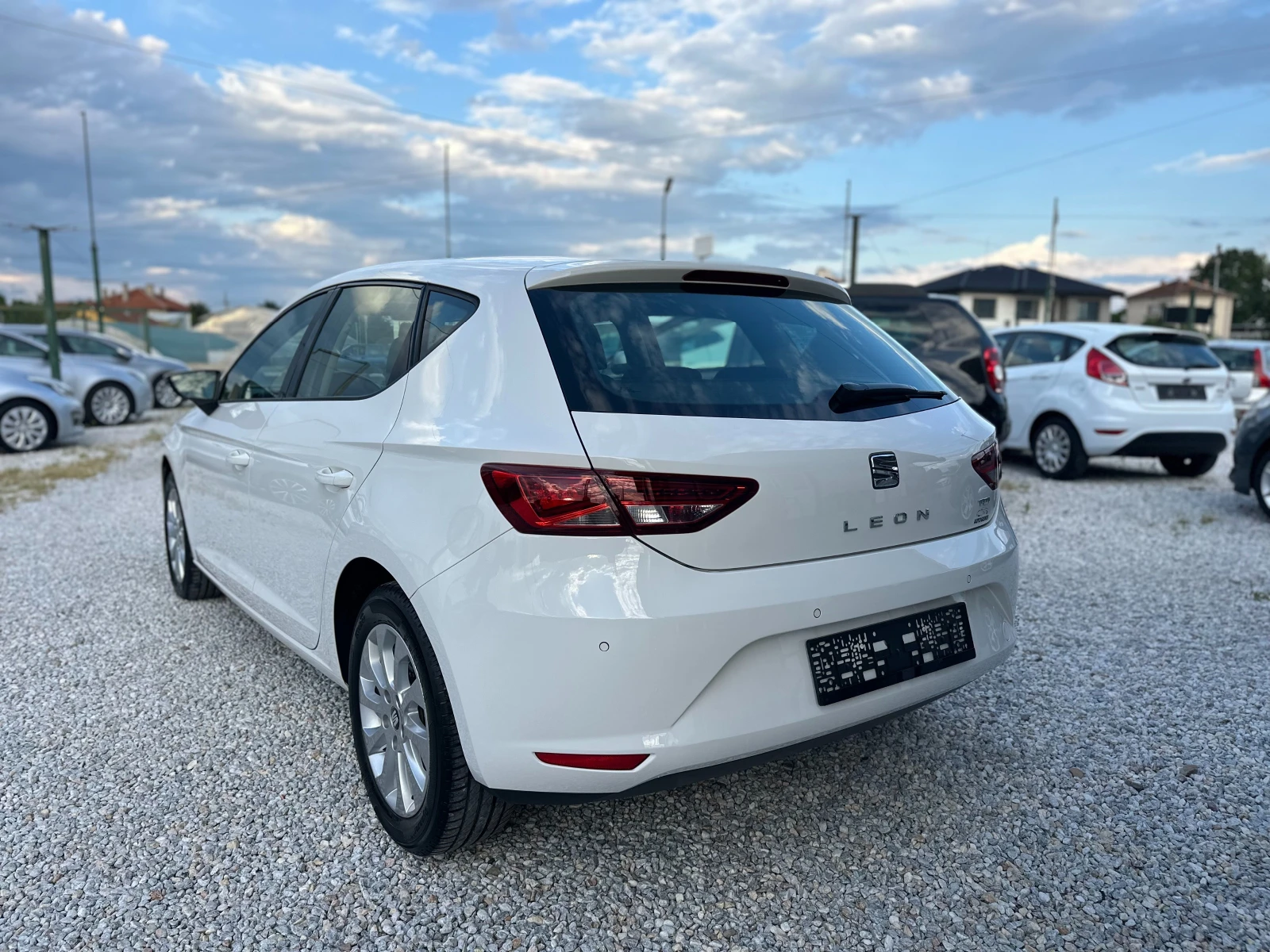 Seat Leon 1.6TDI* LED* 127к. РЕАЛНИ* , снимка 4 - Автомобили и джипове - 54765599