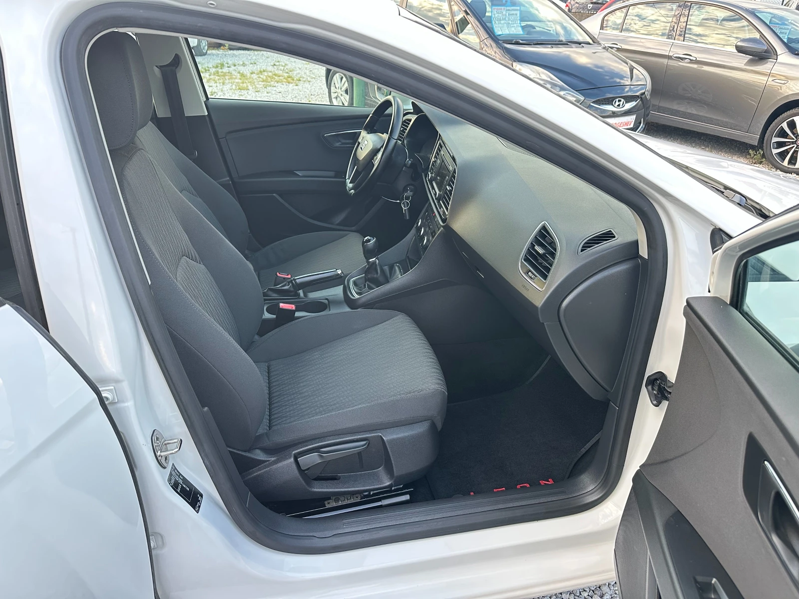 Seat Leon 1.6TDI* LED* 127к. РЕАЛНИ* , снимка 8 - Автомобили и джипове - 54765599