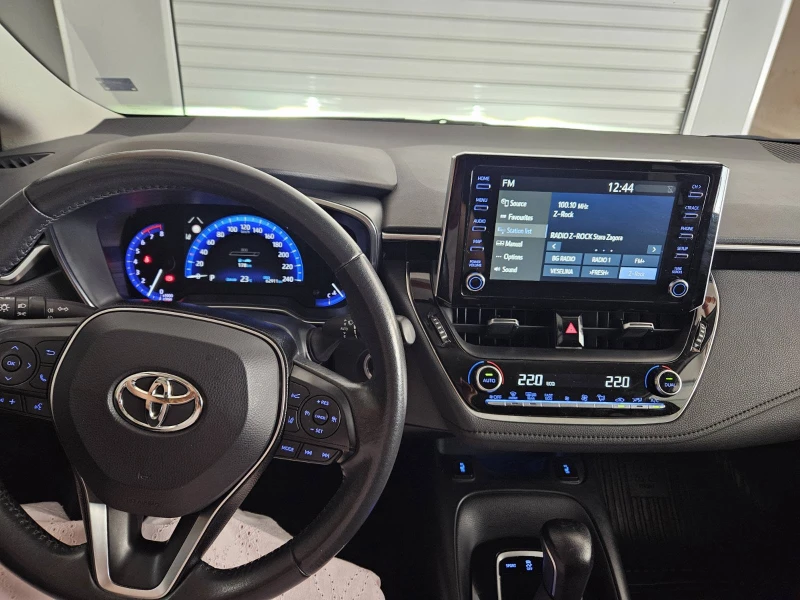 Toyota Corolla 1.6P CVT Executive Plus, снимка 9 - Автомобили и джипове - 52410661