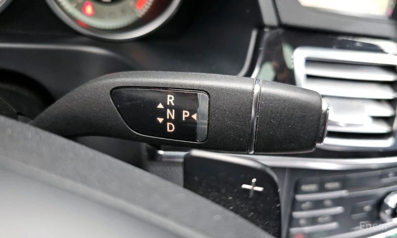 Mercedes-Benz E 220, снимка 9 - Автомобили и джипове - 52908637