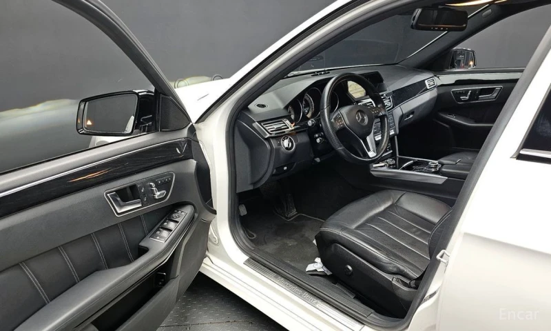 Mercedes-Benz E 220, снимка 11 - Автомобили и джипове - 52908637