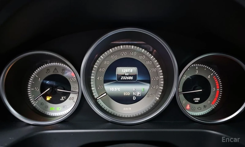 Mercedes-Benz E 220, снимка 8 - Автомобили и джипове - 52908637