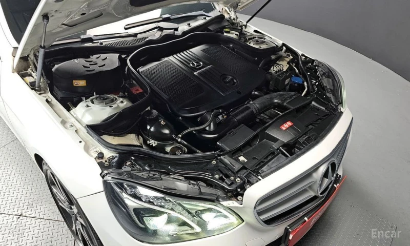 Mercedes-Benz E 220, снимка 6 - Автомобили и джипове - 52908637