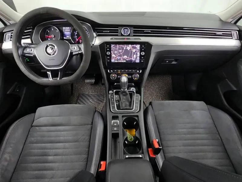 VW Passat 2.0 TDI, снимка 7 - Автомобили и джипове - 54299779