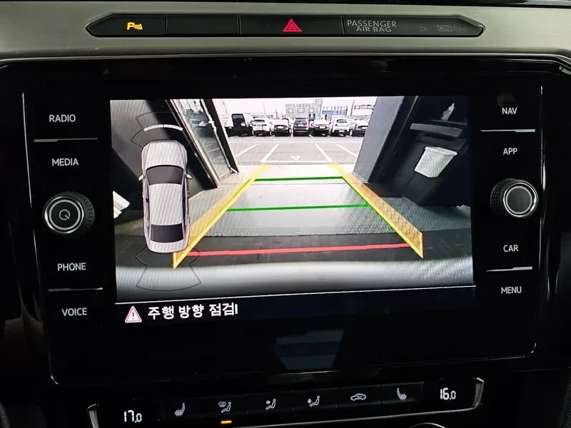 VW Passat 2.0 TDI, снимка 16 - Автомобили и джипове - 54299779