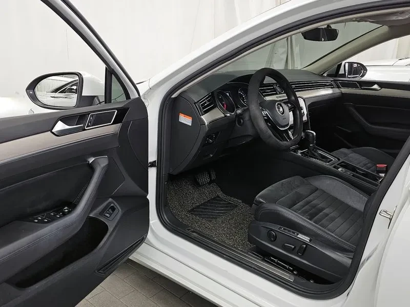 VW Passat 2.0 TDI, снимка 10 - Автомобили и джипове - 54299779