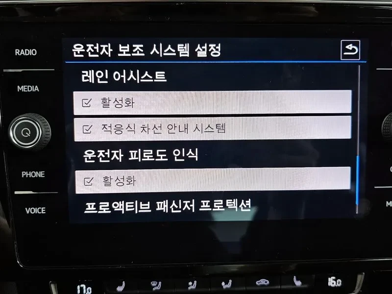 VW Passat 2.0 TDI, снимка 17 - Автомобили и джипове - 54299779