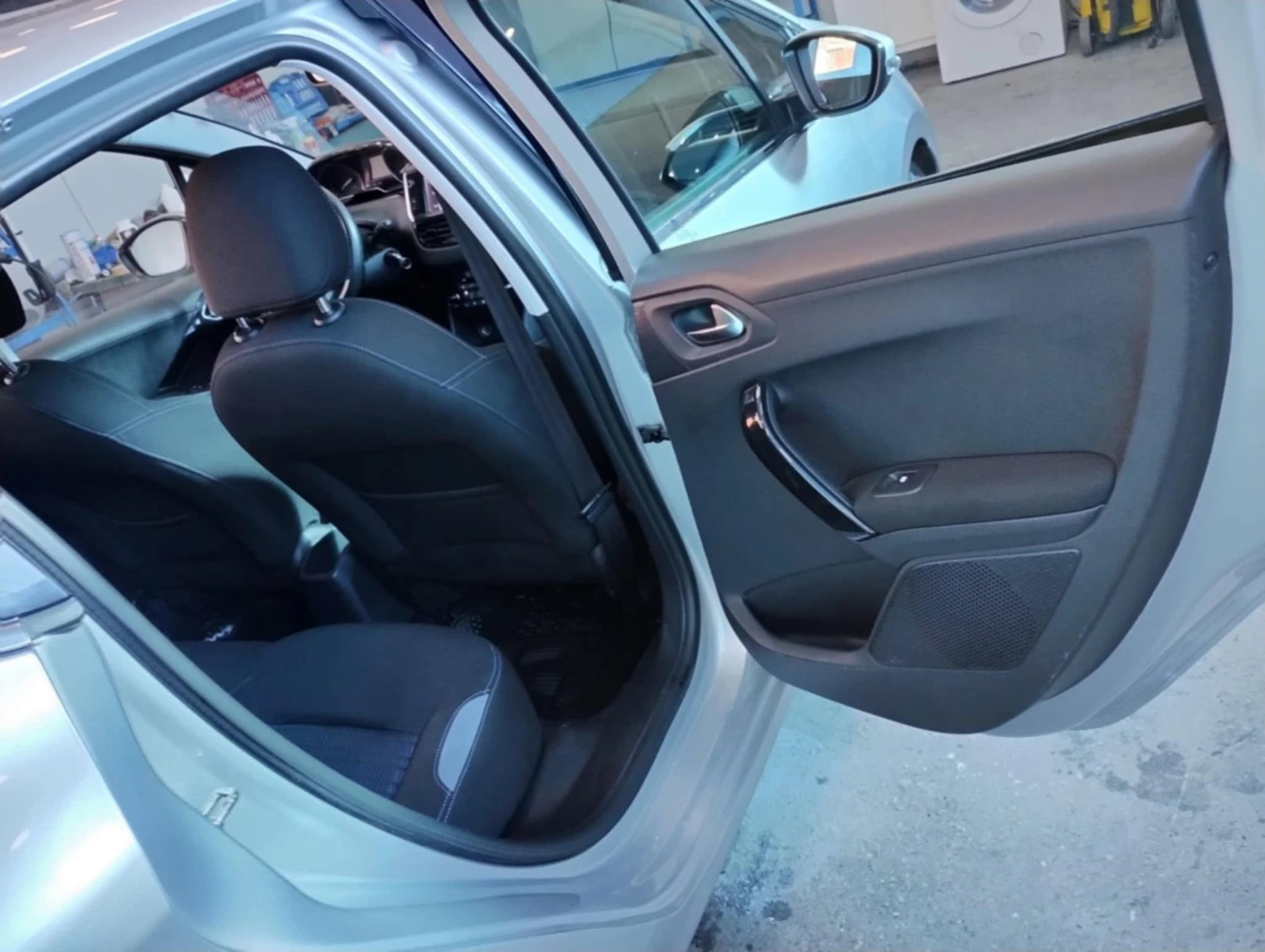 Peugeot 208  - изображение 10