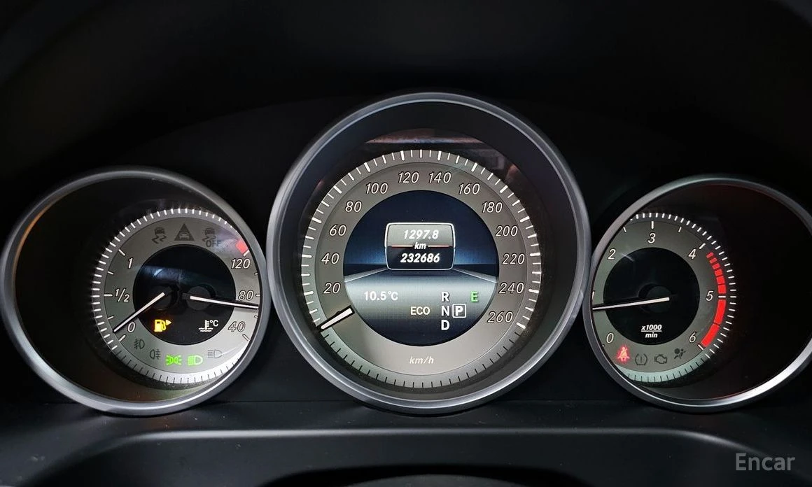 Mercedes-Benz E 220  - изображение 8