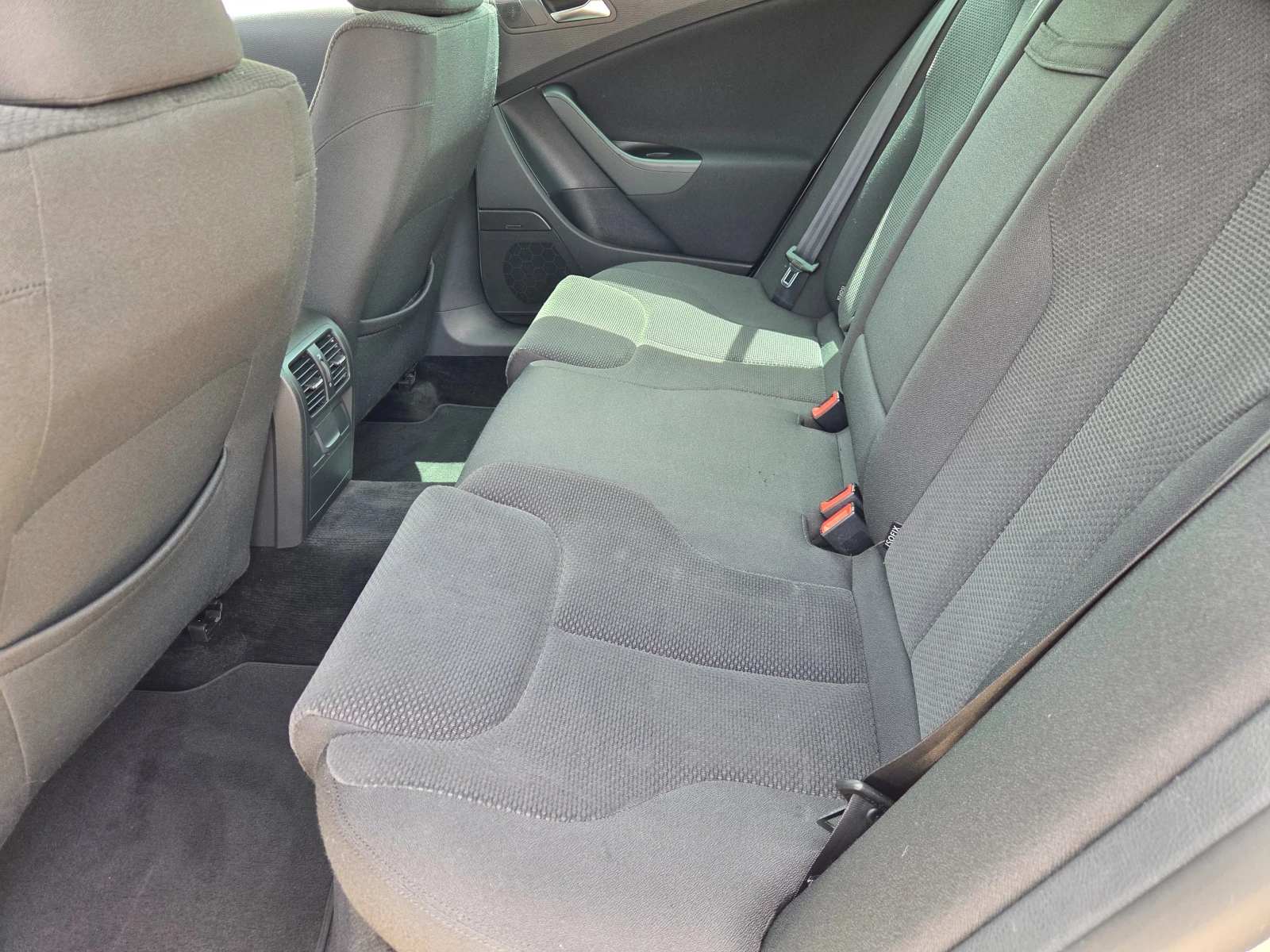 VW Passat 2.0 TDI 140 k.c ШВЕЙЦАРИЯ, снимка 9 - Автомобили и джипове - 54607721