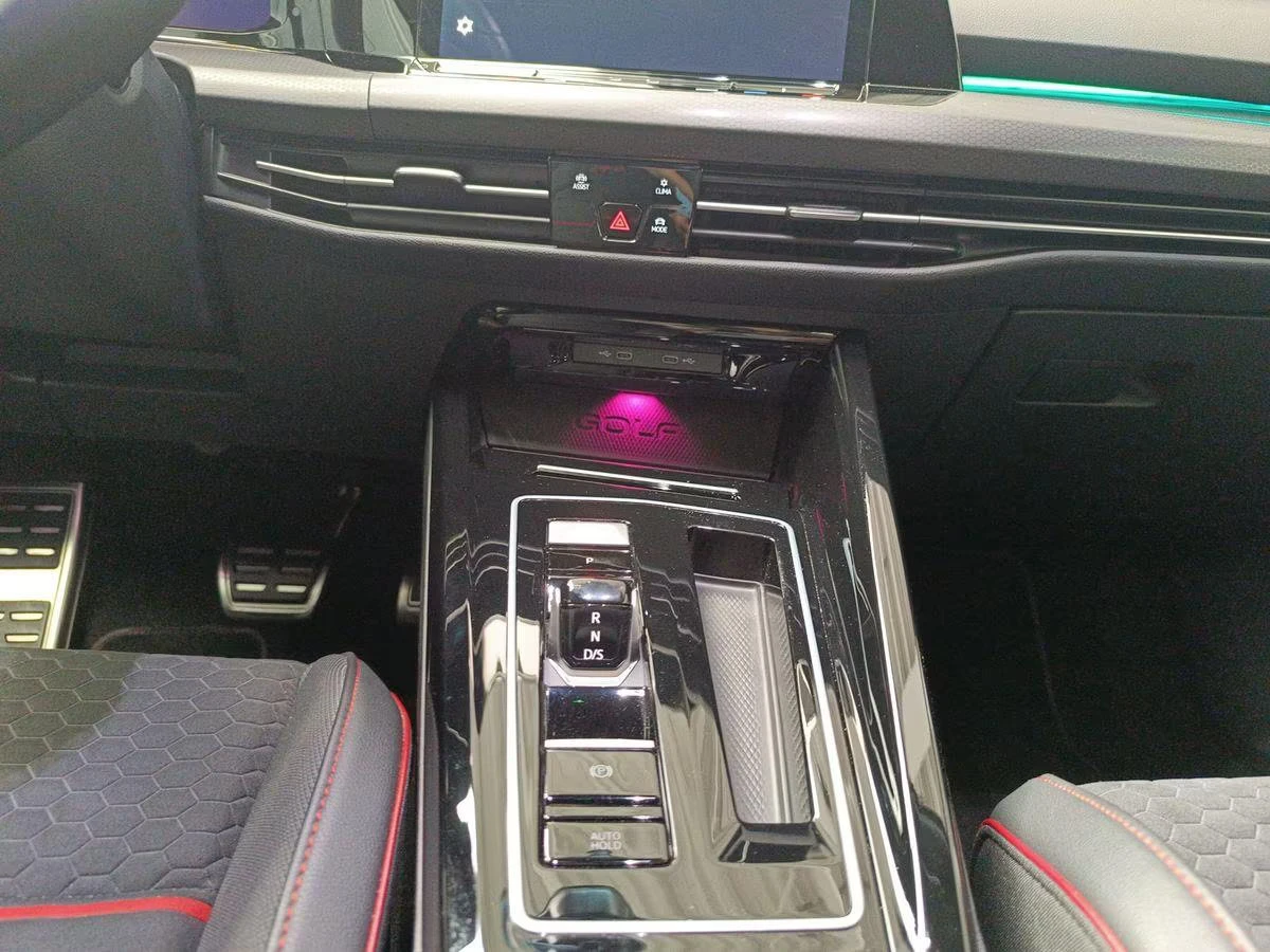 VW Golf 8/GTI CLUBSPORT/DSG/300HP/NAVI/CAM/621z, снимка 14 - Автомобили и джипове - 55374735