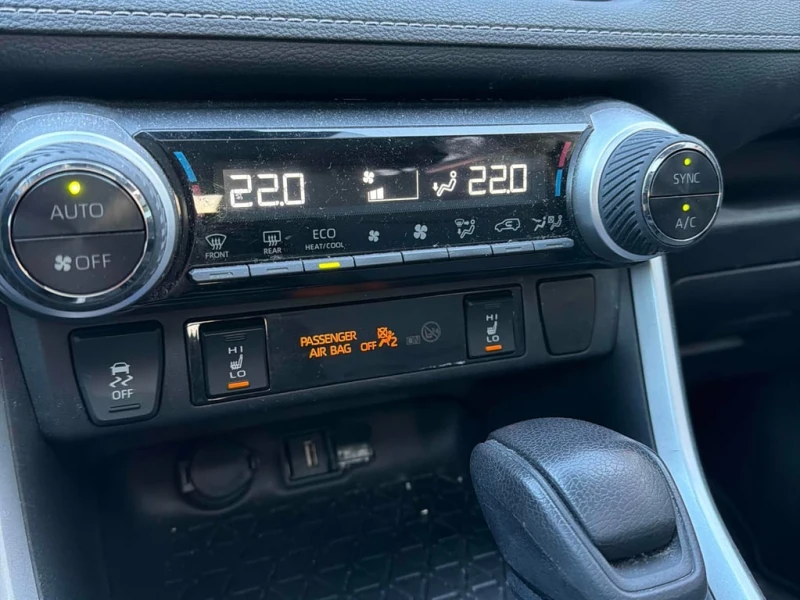 Toyota Rav4 XLE  CARFAX, снимка 12 - Автомобили и джипове - 53073645