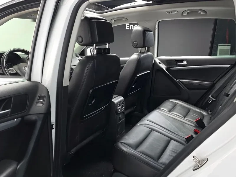 VW Tiguan 2.0 TDI, снимка 12 - Автомобили и джипове - 54302810