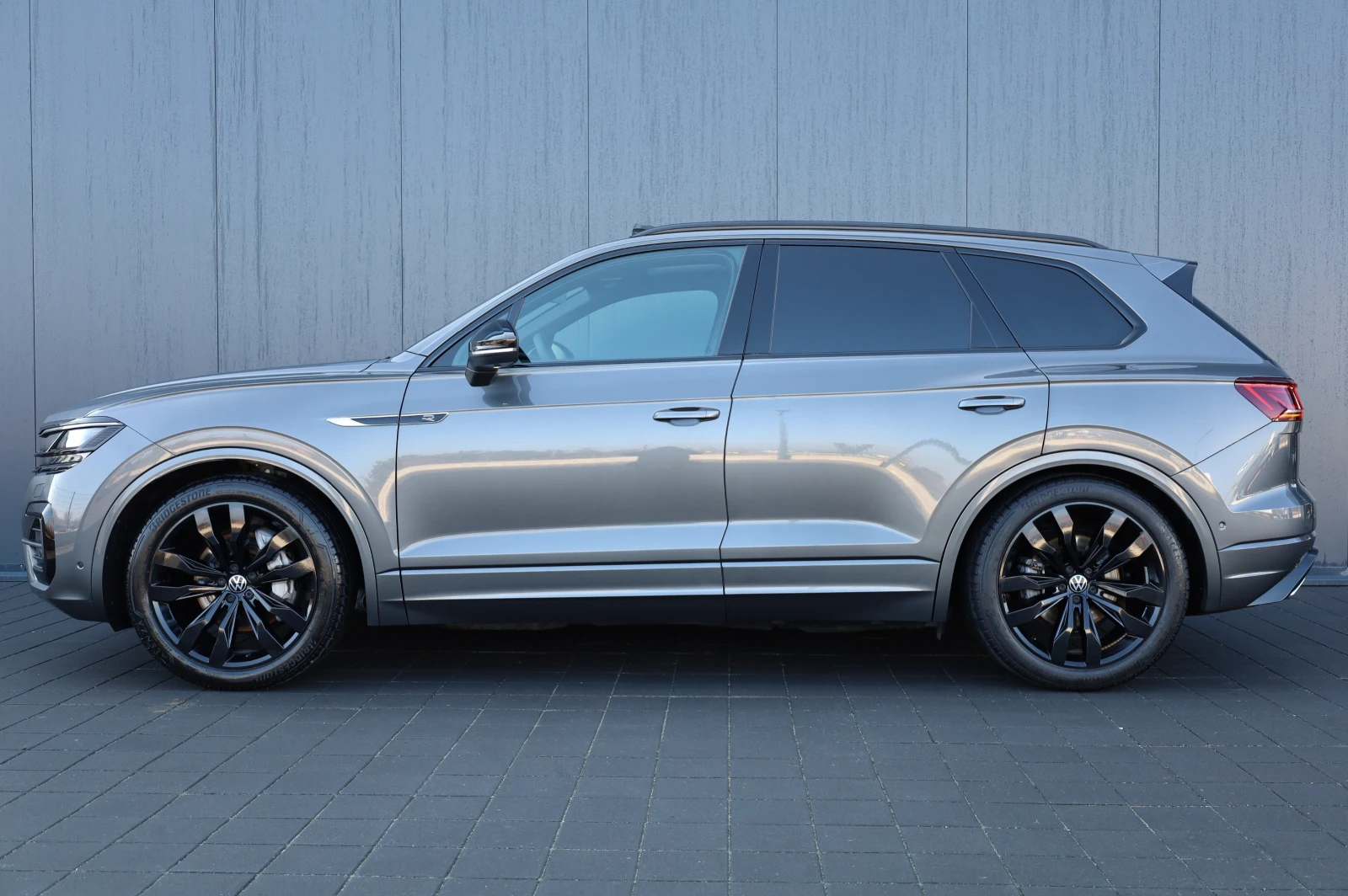 VW Touareg FACELIFT* R-LINE* IQ HD MATRIX* HEAD UP* PANO* 360, снимка 3 - Автомобили и джипове - 53733248