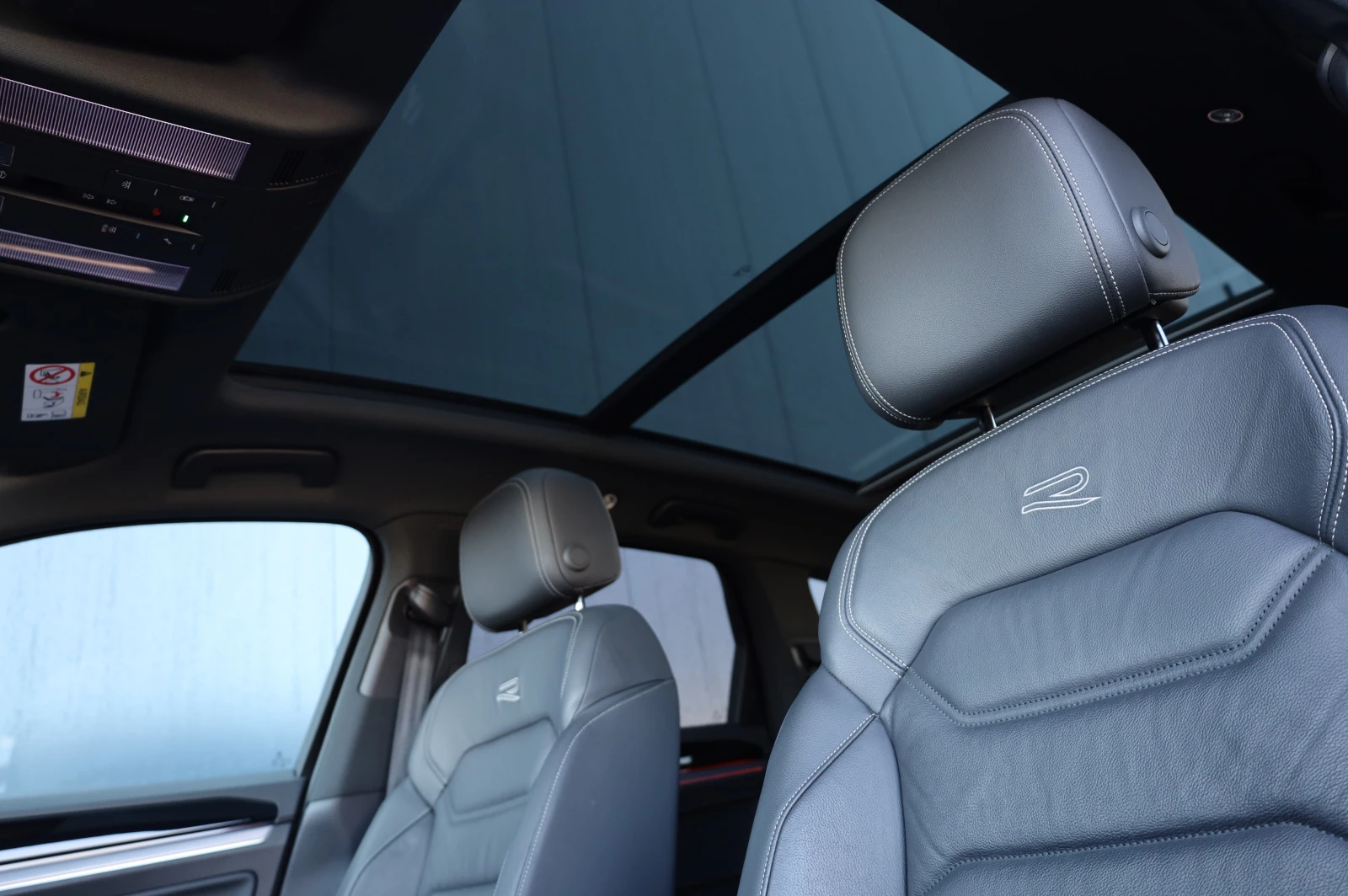 VW Touareg FACELIFT* R-LINE* IQ HD MATRIX* HEAD UP* PANO* 360, снимка 13 - Автомобили и джипове - 53733248