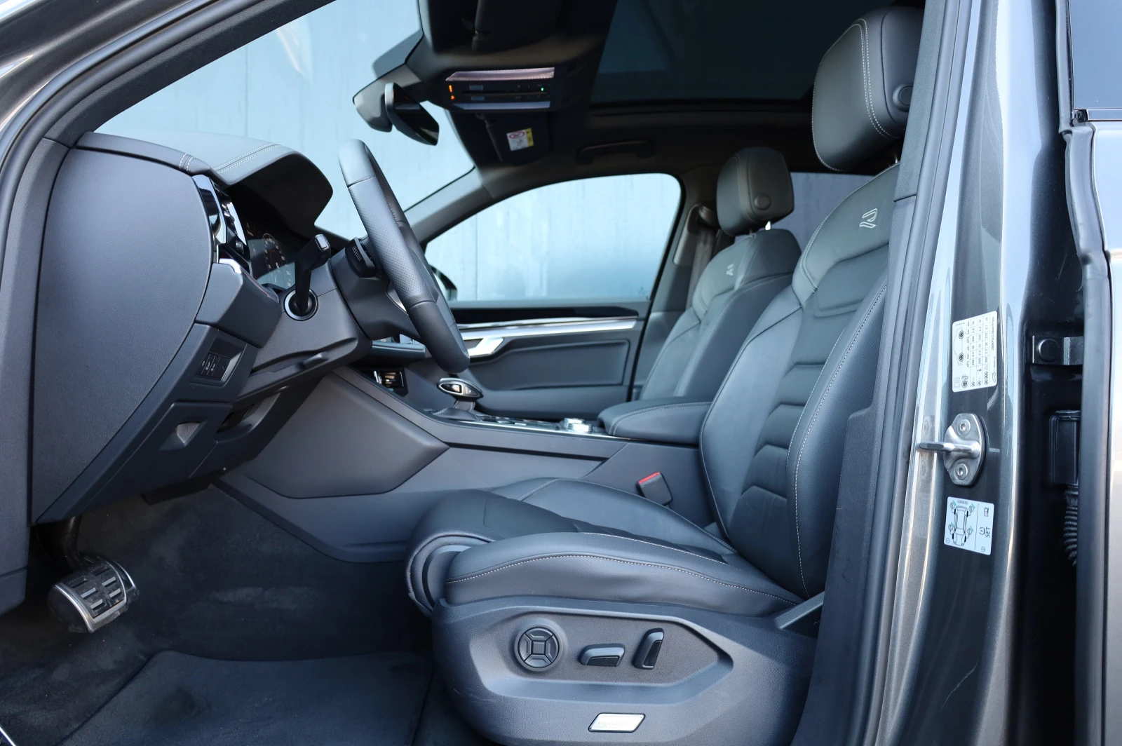 VW Touareg FACELIFT* R-LINE* IQ HD MATRIX* HEAD UP* PANO* 360, снимка 12 - Автомобили и джипове - 53733248