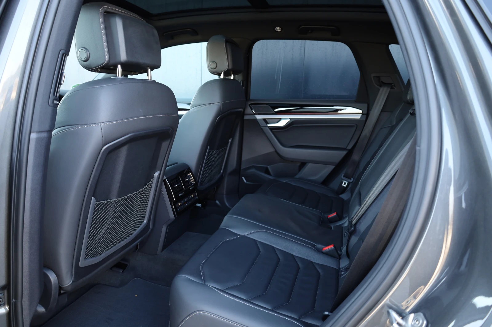 VW Touareg FACELIFT* R-LINE* IQ HD MATRIX* HEAD UP* PANO* 360, снимка 16 - Автомобили и джипове - 53733248