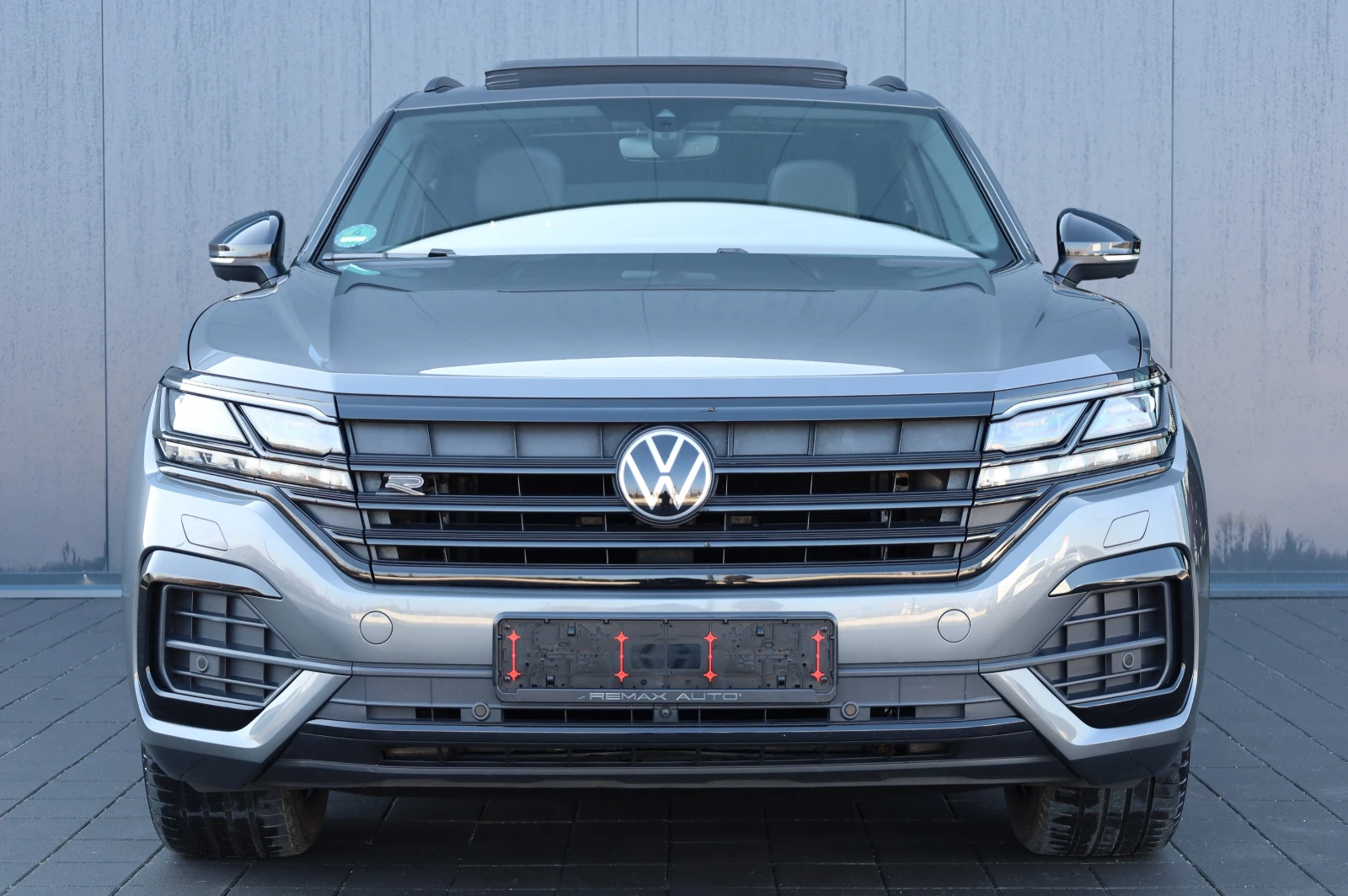 VW Touareg FACELIFT* R-LINE* IQ HD MATRIX* HEAD UP* PANO* 360, снимка 2 - Автомобили и джипове - 53733248