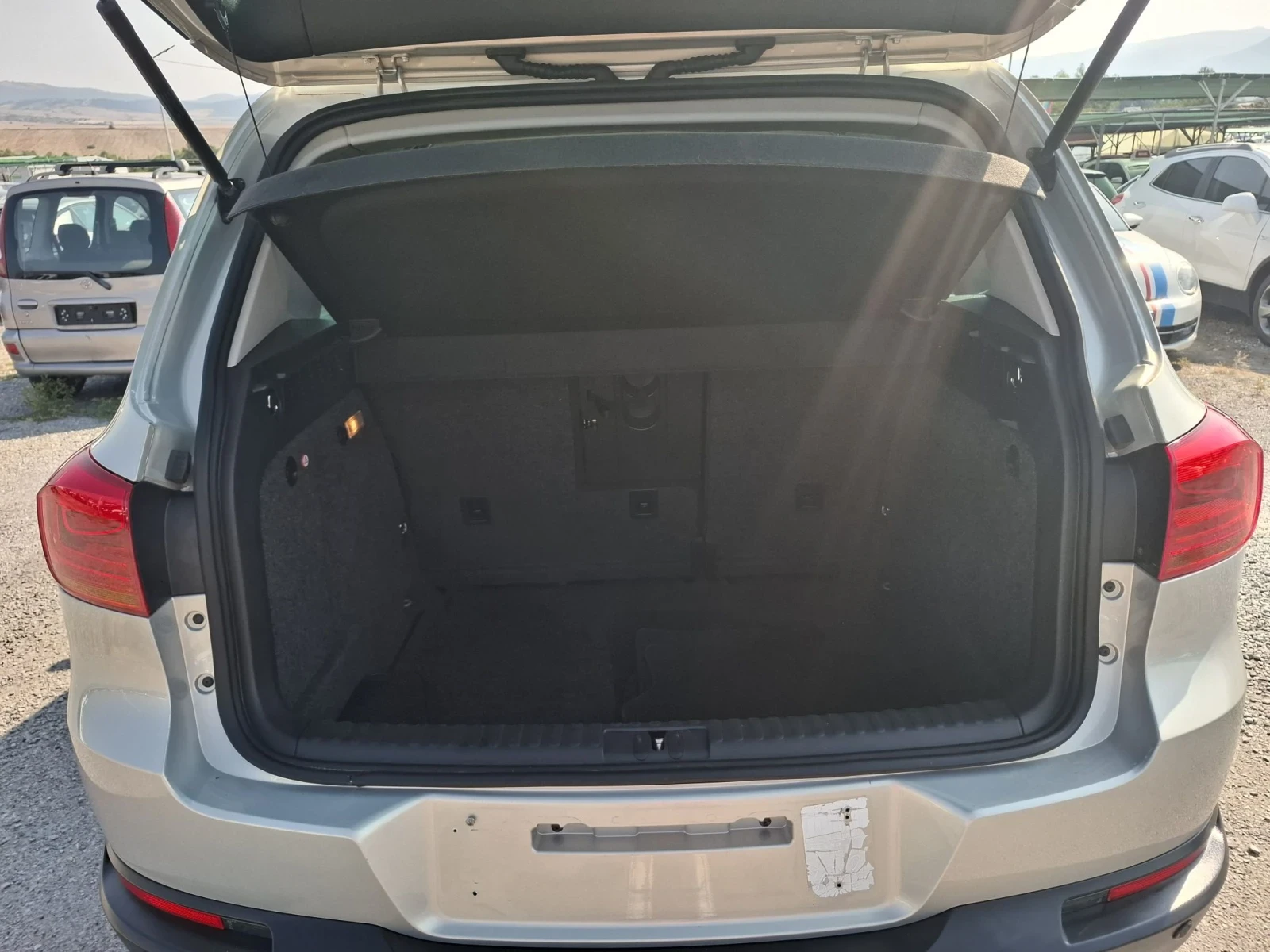 VW Tiguan 2, 0TDI-140ps, Navi, Automat, Higline, 4x4, снимка 13 - Автомобили и джипове - 55702031