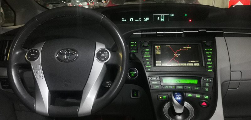 Toyota Prius Тойота приус 1.8 хибрид LPG, снимка 11 - Автомобили и джипове - 44940484