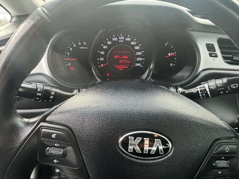 Kia Ceed 1.6CRDI, снимка 9 - Автомобили и джипове - 48538613