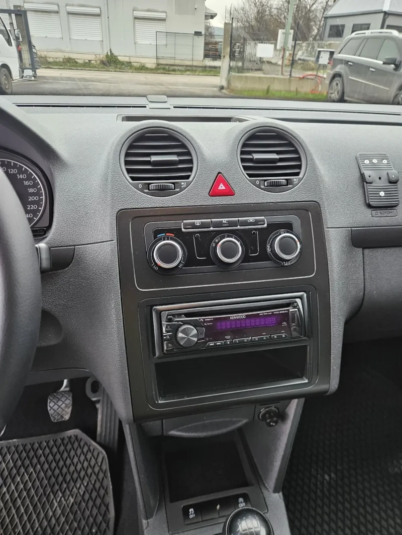 VW Caddy, снимка 8 - Автомобили и джипове - 52690039