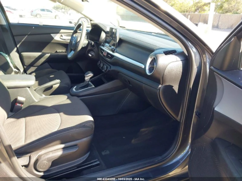 Kia Forte 2.0L I-4 DOHC, VVT, 147HP Front Wheel Drive, снимка 10 - Автомобили и джипове - 52712998