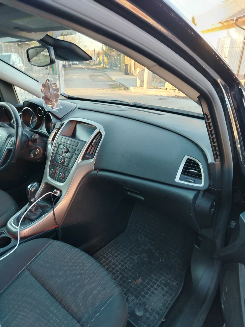 Opel Astra 1.3 CDTI, снимка 13 - Автомобили и джипове - 53247572