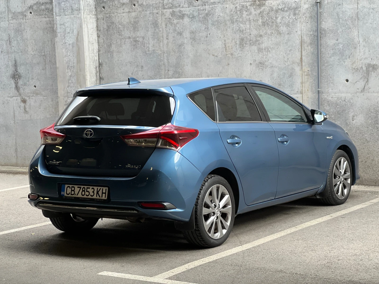 Toyota Auris с Гаранция/1.8 Hybrid/Keyless/Lane & park assist/ - изображение 3