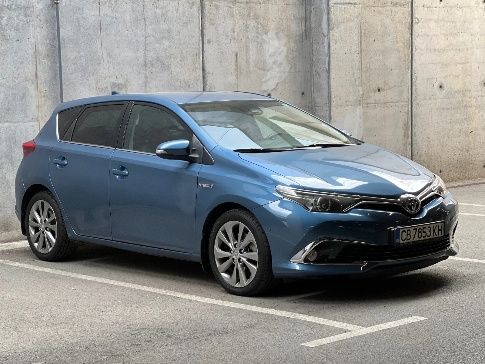 Toyota Auris с Гаранция/1.8 Hybrid/Keyless/Lane & park assist/ - изображение 2