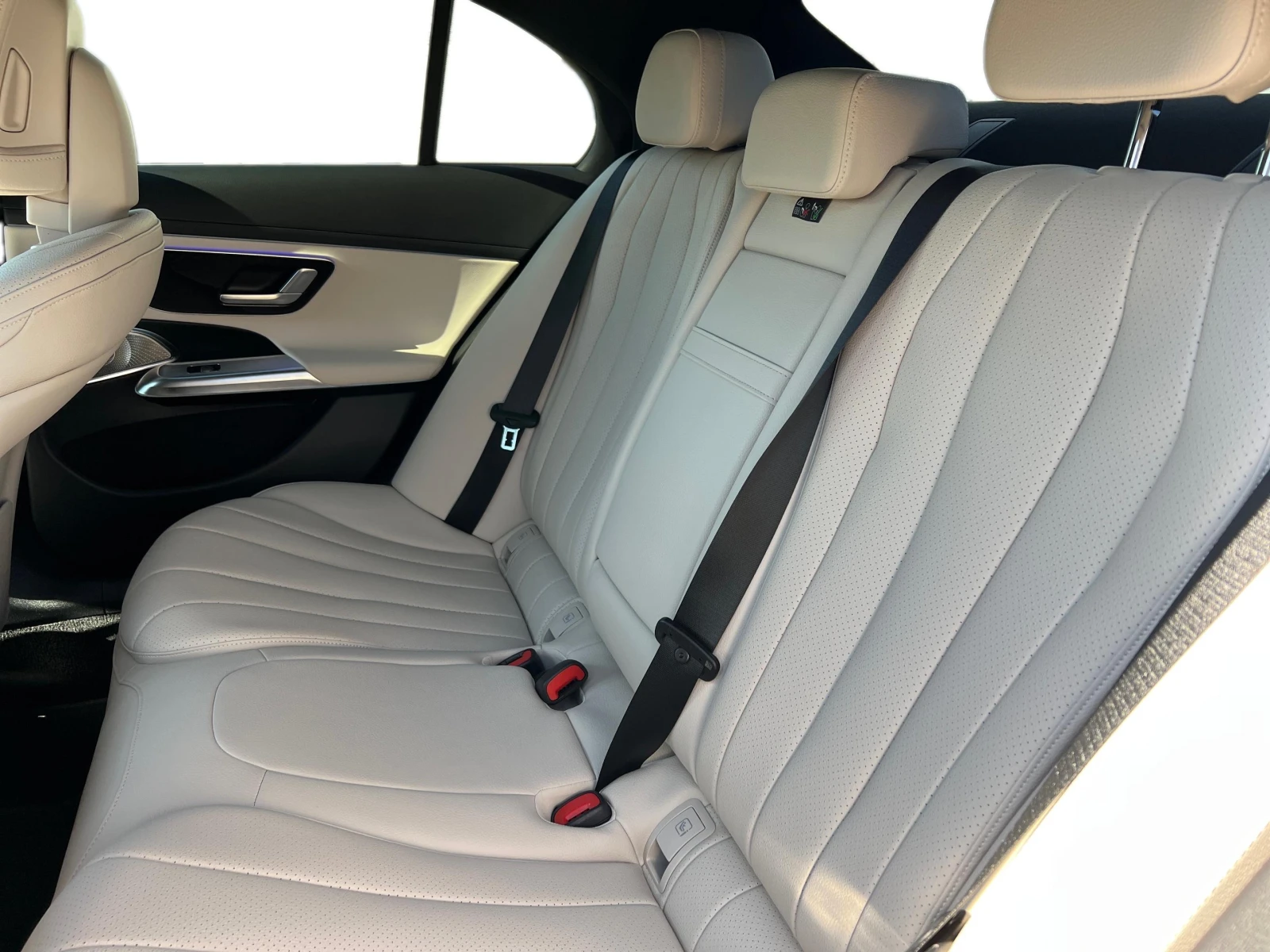 Mercedes-Benz E 220 d 4MATIC, снимка 12 - Автомобили и джипове - 54697369