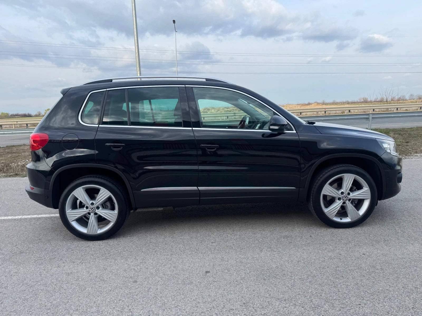 VW Tiguan 4MOTION/LED/NAVI/PANORAMA, снимка 4 - Автомобили и джипове - 53918167