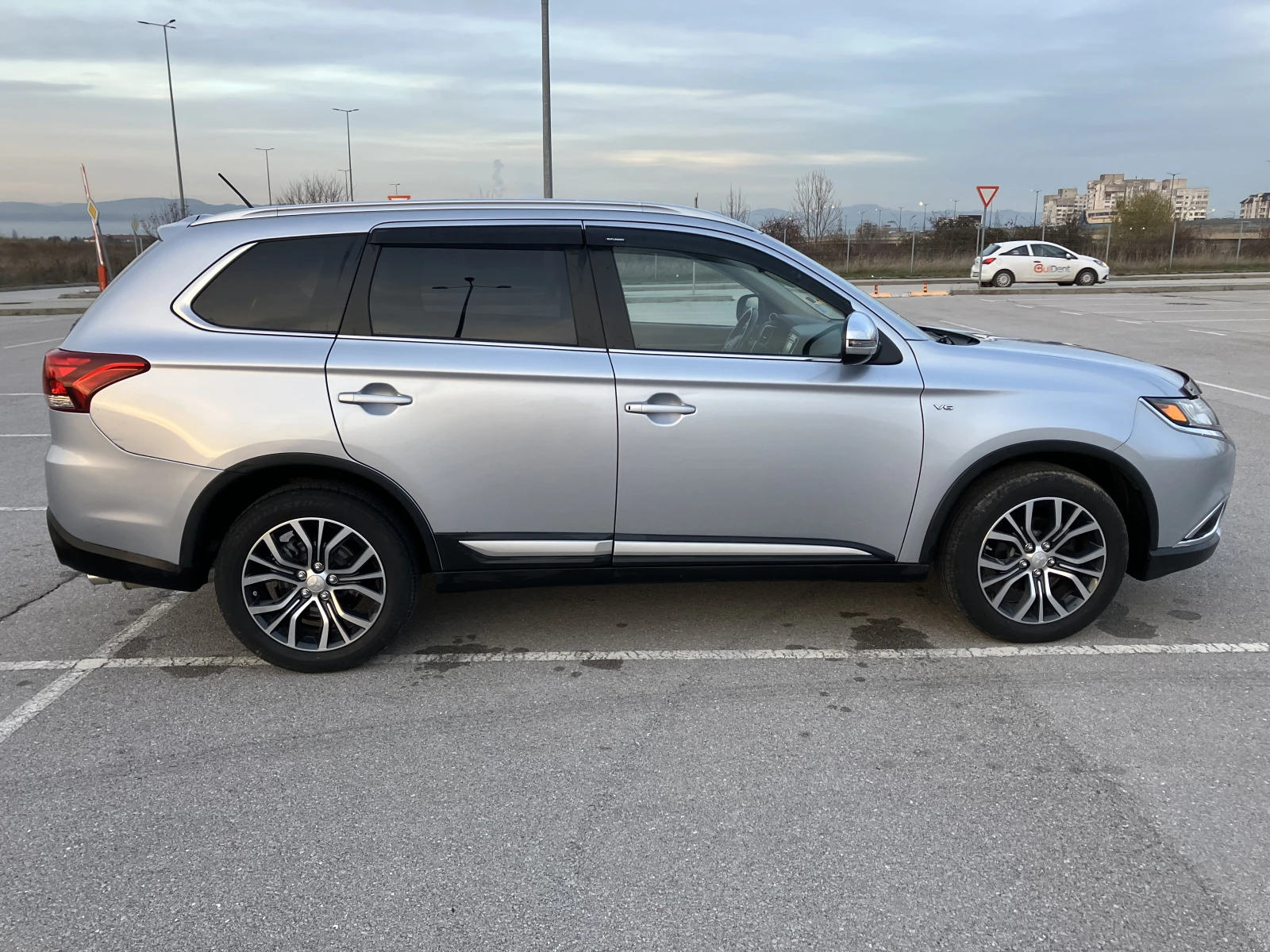 Mitsubishi Outlander GT 3.0 V6 224кс. S-AWC 4X4 - 7МЕСТА, снимка 6 - Автомобили и джипове - 54976095