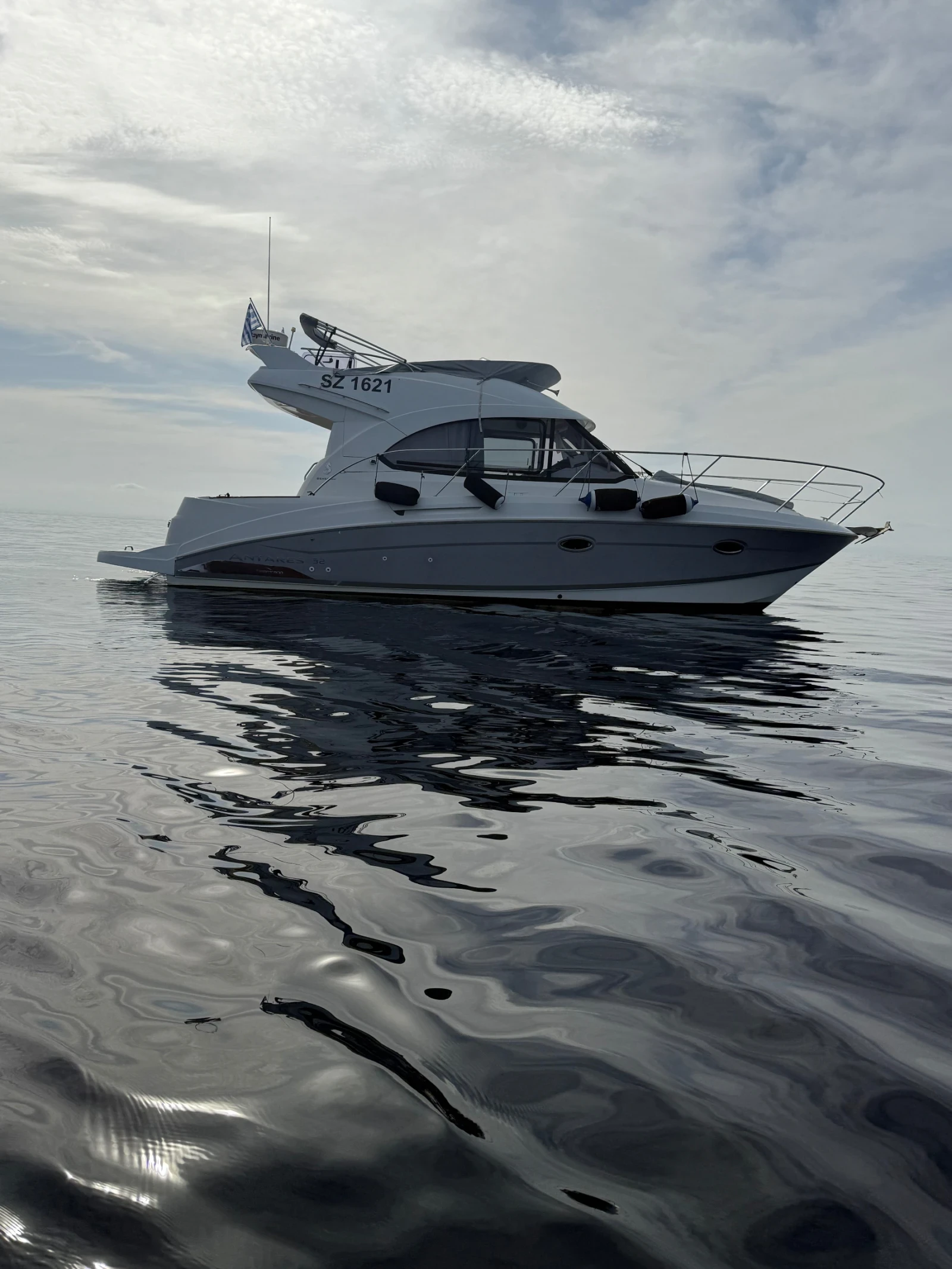 Моторна яхта Beneteau ANTARES 32 Fly, снимка 2 - Воден транспорт - 55596554