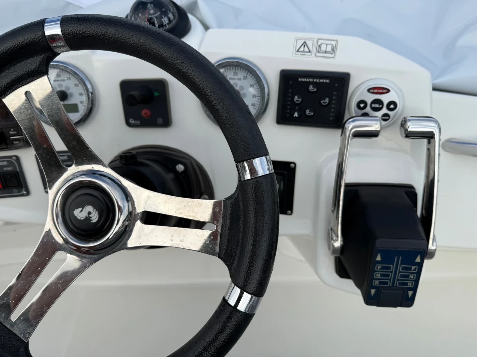 Моторна яхта Beneteau ANTARES 32 Fly, снимка 5 - Воден транспорт - 55596554